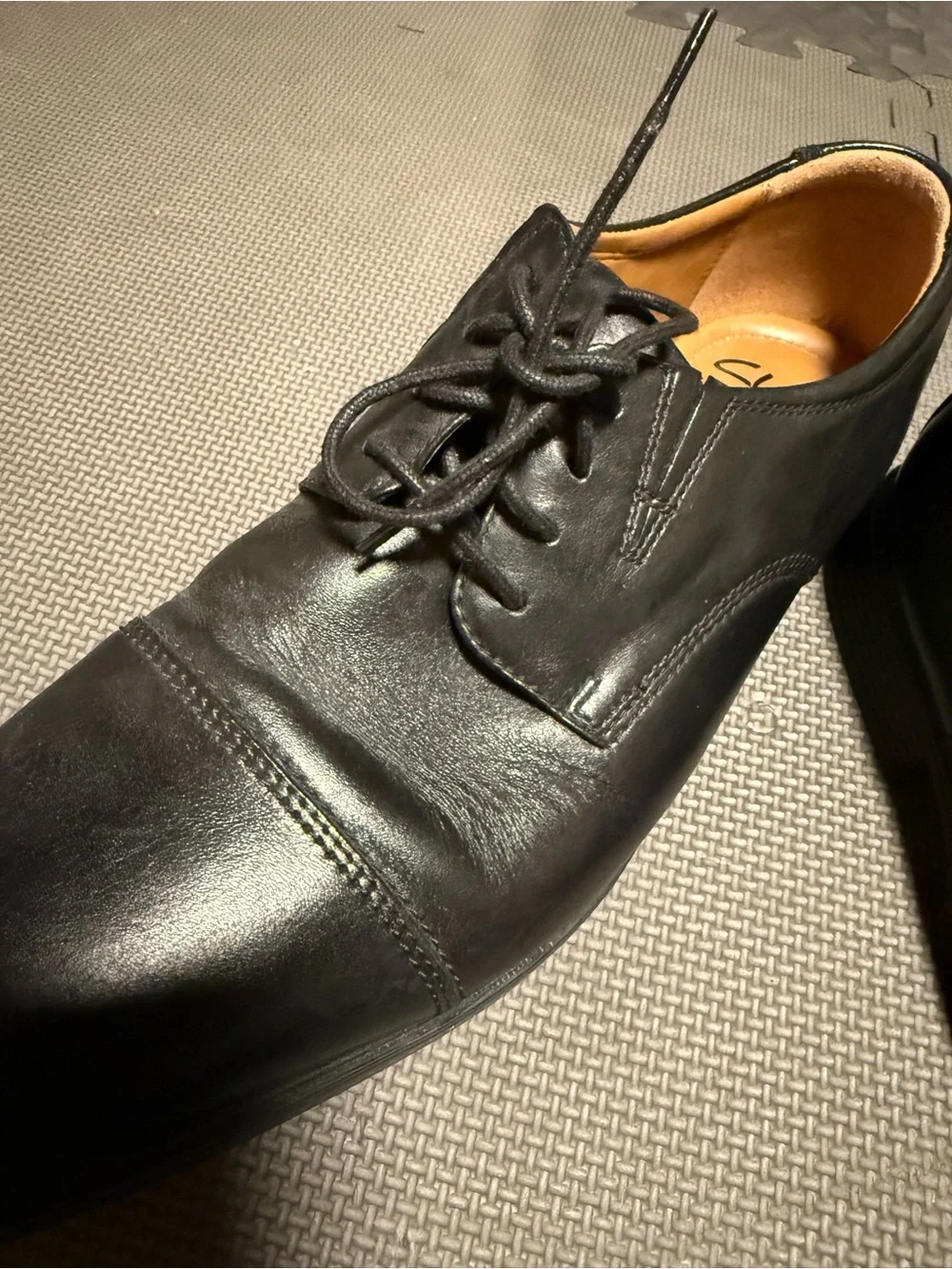 Clarks Men's Black Leather Lace-Up Oxfords